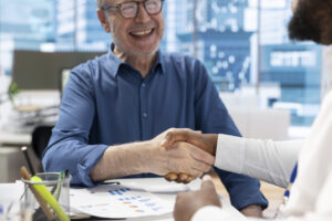 A antecipação pode ser uma solução pro seu caso. Consulte mais em: https://blog.ativos.com/como-vender-meu-precatorio-guia-ativos/